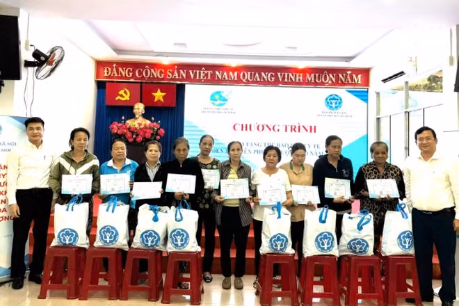 Bảo hiểm xã hội Thành phố Hồ Chí Minh cùng các mạnh thường quân trao tặng 304 thẻ Bảo hiểm y tế cho hội viên phụ nữ vượt khó (Ảnh: QUÝ HIỀN)