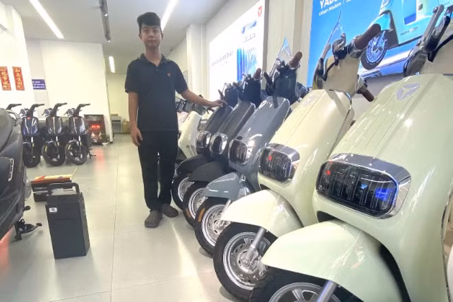 Một cửa hàng bán xe máy điện có doanh thu cao do nhu cầu người đi phương tiện điện ngày càng cao. (Ảnh: QUÝ HIỀN)