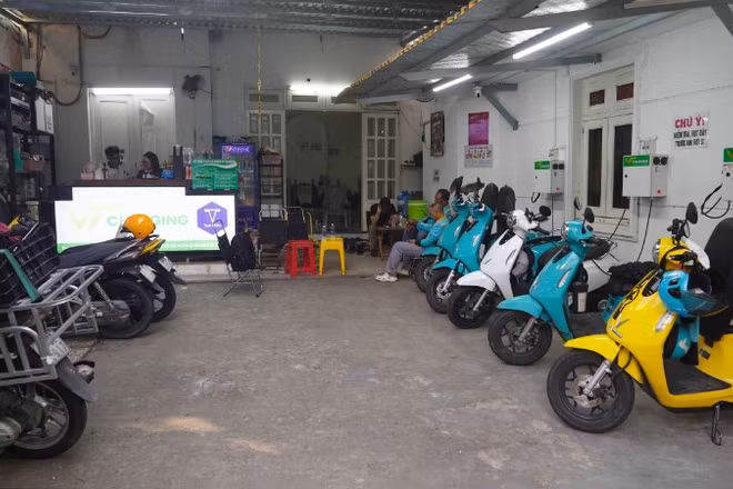 Một dịch vụ sạc xe máy điện tại khu vực Trung tâm Thành phố (Ảnh: THẾ ANH)
