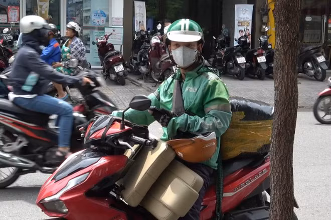 Tài xế xe công nghệ giao hàng là lực lượng tham gia lưu thông ngày càng phổ biến tại Thành phố Hồ Chí Minh. (Ảnh: TÙNG ANH)