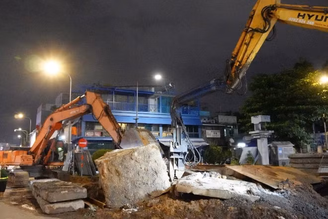 Thi công tuyến Metro số 2 (Bến Thành-Tham Lương) đoạn ga Bảy Hiền. (Ảnh: VÕ LÊ)