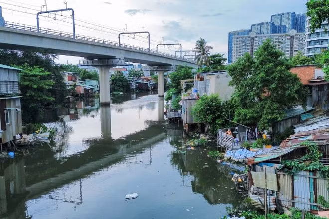 Rạch Văn Thánh thường xuyên bị ô nhiễm quanh năm, nước thải từ khu dân cư gây ô nhiễm môi trường. (Ảnh: THẾ ANH)