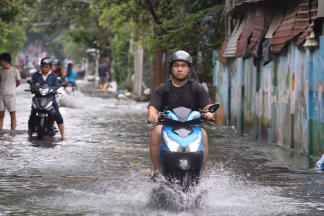 Người dân vất vả sống chung với triều cường khu vực bán đảo Thanh Đa, phường Bình Quới. (Ảnh: THẾ ANH)