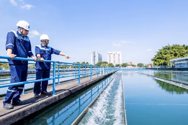 Kiểm tra chất lượng nguồn nước thô tại Nhà máy nước Thủ Đức. (Ảnh: QUÝ HIỀN)