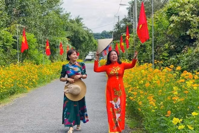 Những "đường hoa tự quản" mang lại sạch đẹp cho khu dân cư, lan tỏa thông điệp sống xanh-sạch-đẹp đến cộng đồng trên địa bàn xã Nhuận Đức (ảnh: QUÝ HIỀN)