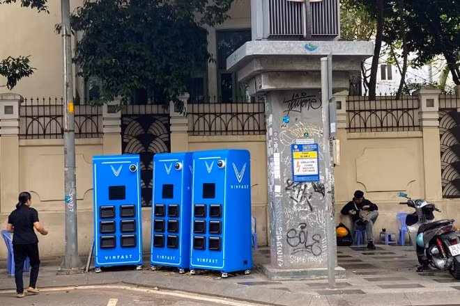 Tủ đổi pin được triển khai lắp đặt trên vỉa hè ở khu vực trung tâm thành phố (ảnh: QUÝ HIỀN)