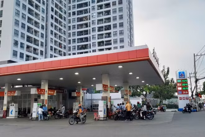 Hầu hết các cây xăng trên địa bàn Thành phố Hồ Chí Minh đã niêm yết giá xăng A95 trong chiều ngày 23/3 là 31.000 đồng/lít (ảnh: THẾ ANH)