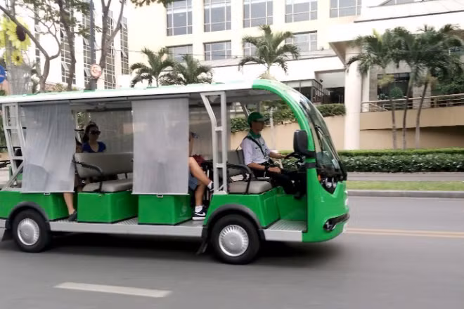 Xe buýt mi-ni, loại hình vận tải đón trả khách linh hoạt theo nhu cầu (DRT). (Ảnh: VÕ LÊ)