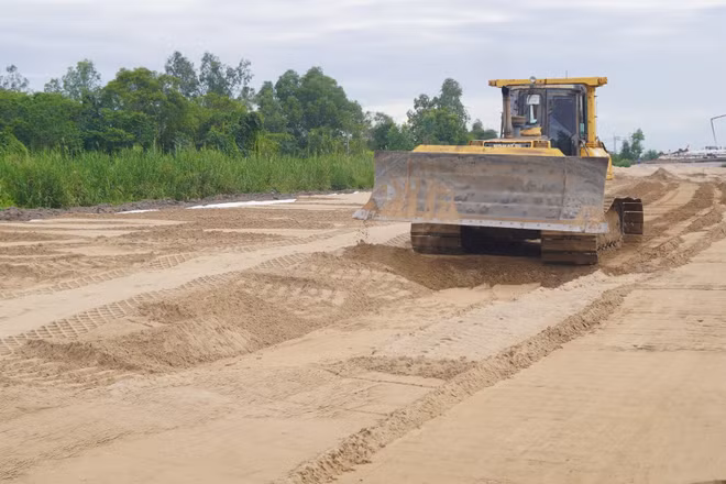 Cát thi công san lấp là nguồn vật liệu khan hiếm tại các công trình trọng điểm của Thành phố. (Ảnh: QUÝ HIỀN)