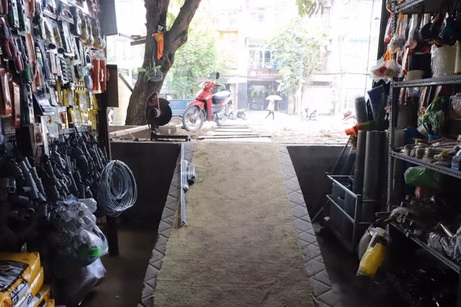 Nhà của nhiều hộ dân trở thành hầm sâu sau khi nâng đường Đặng Thùy Trâm, phường Bình Lợi Trung. (Ảnh: VÕ LÊ)