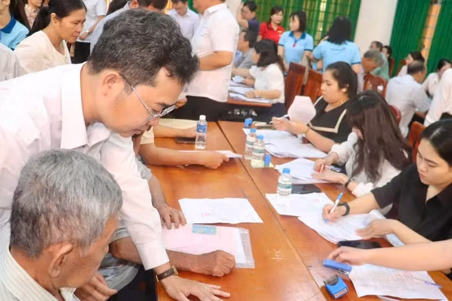 Chi trả đền bù cho người dân thuộc dự án cao tốc Thành phố Hồ Chí Minh-Mộc Bài. (Ảnh: VÕ LÊ)