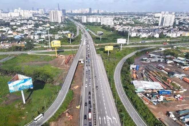 Cao tốc Thành phố Hồ Chí Minh-Long Thành-Dầu Giây thường xuyên kẹt xe vào những dịp cao điểm nên cần "mở lối" giao thông bằng hệ thống đường sắt đô thị kết nối Thành phố Hồ Chí Minh đi sân bay Long Thành. (Ảnh: QUÝ HIỀN)