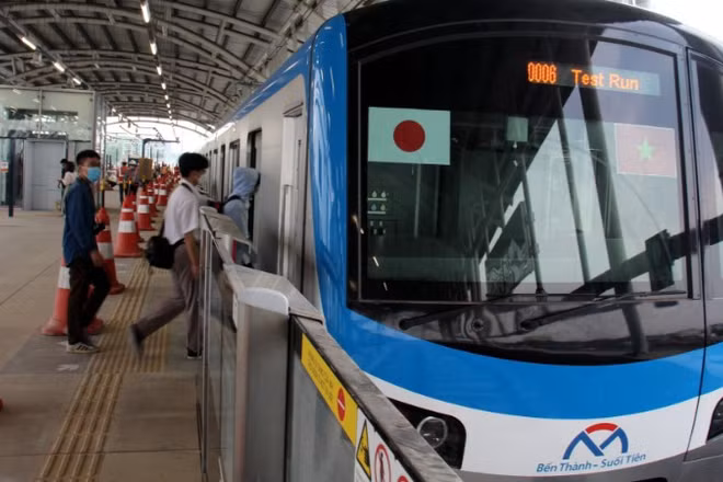 Hành khách lên ga Thảo Điền đi tuyến Metro số 1 Bến Thành-Suối Tiên. (Ảnh: QUÝ HIỀN)