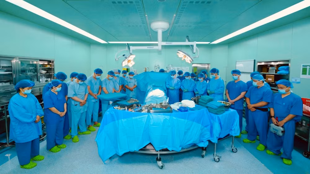 Ê-kíp phẫu thuật bày tỏ sự tri ân đối với người hiến tạng vì cộng đồng. (Ảnh: Bệnh viện cung cấp)
