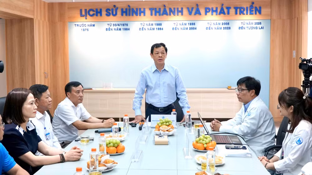 Thứ trưởng Y tế Nguyễn Tri Thức làm việc tại Bệnh viện Nhi Đồng 1. 