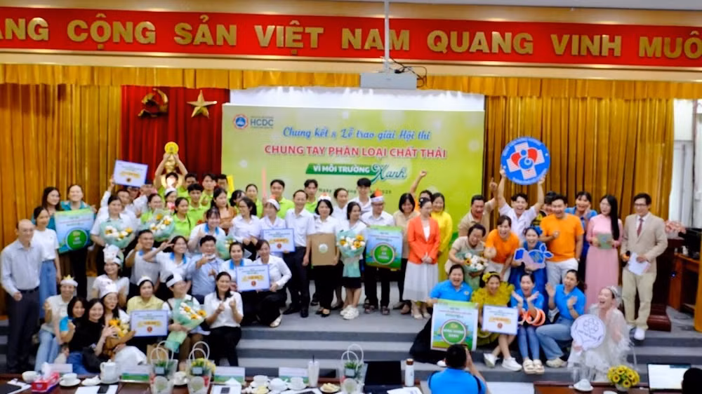 Trao giải thưởng cho các đội thi chung kết.