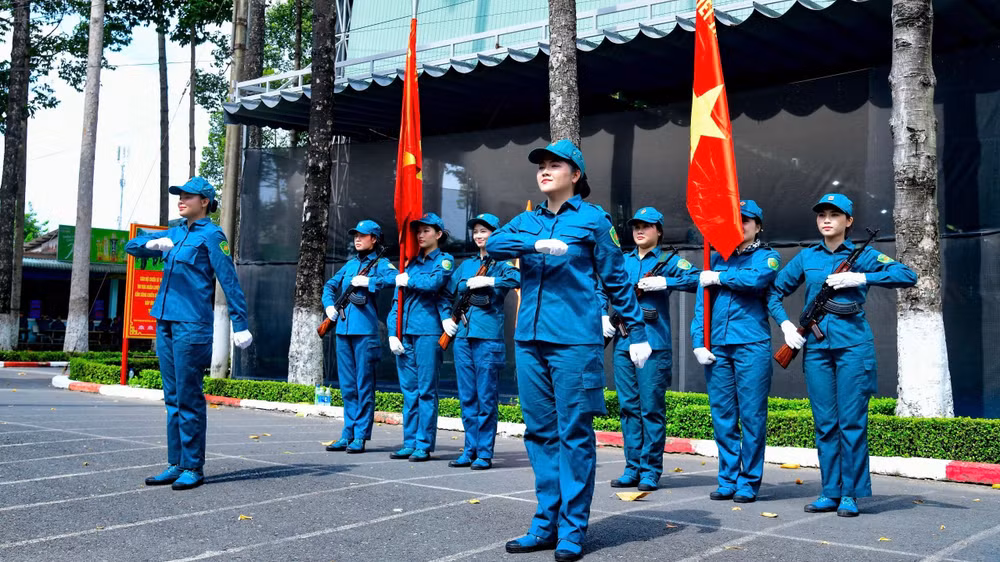 Khối nữ du kích miền nam tập luyện tại Trung đoàn Gia Định. (Ảnh: HỮU TÂN)
