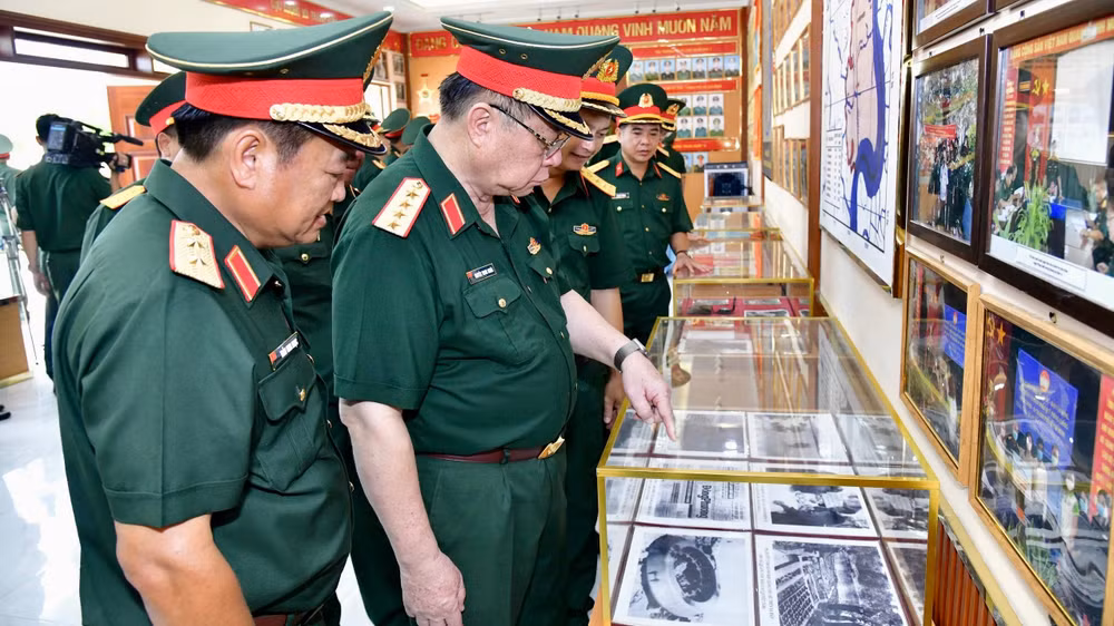 Đại tướng Nguyễn Trọng Nghĩa tham quan phòng truyền thống Trung đoàn 10. (Ảnh: HỮU TÂN)