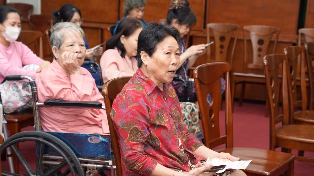 Bệnh nhân tại Viện Y dược học dân tộc Thành phố Hồ Chí Minh ngân nga tiếng hát trong chương trình y nghệ thuật. (Ảnh: CTV)