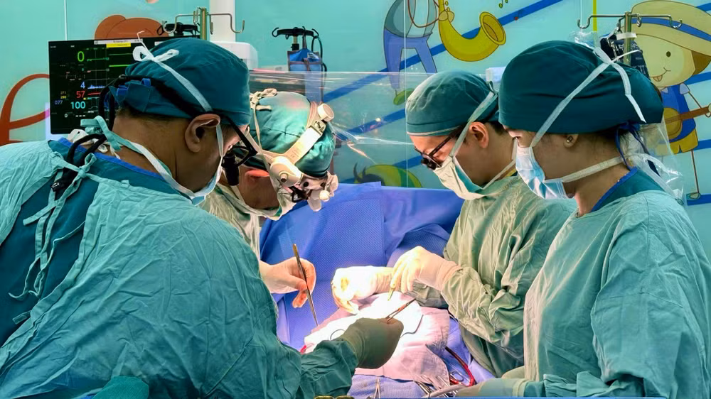 Ê-kíp can thiệp phẫu thuật tại Bệnh viện Nhi đồng 2. (Ảnh: Bệnh viện cung cấp)