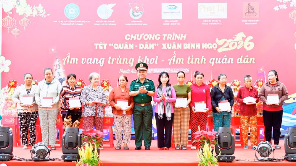Thủ trưởng Bộ Tư lệnh Thành phố Hồ Chí Minh trao quà Tết cho người dân tại xã Thạnh An. (Ảnh: HỮU TÂN)