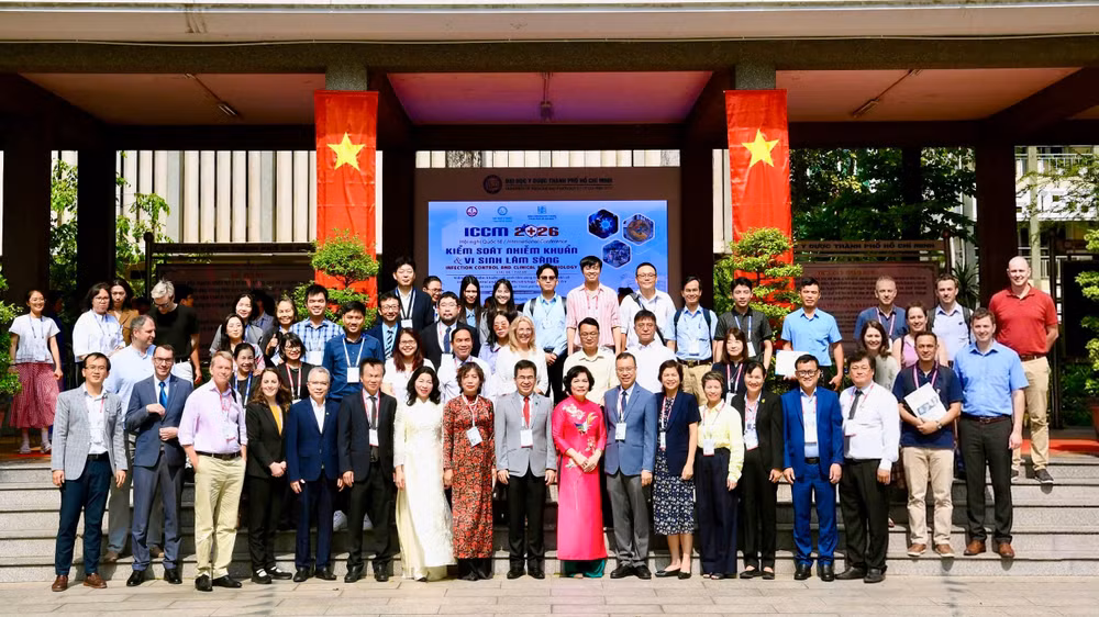 Đại biểu trong nước và quốc tế chụp ảnh lưu niệm.