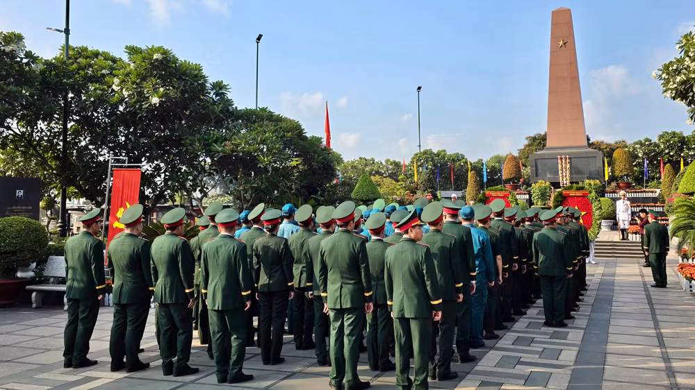 Lực lượng vũ trang Quân khu 7 viếng Nghĩa trang liệt sĩ Thành phố Hồ Chí Minh. (Ảnh: TIẾN DƯƠNG)