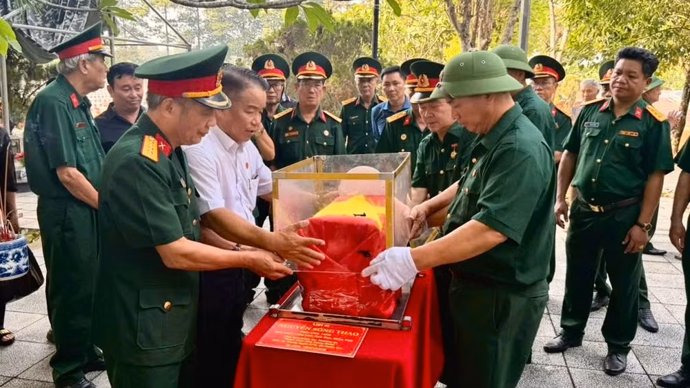 Lễ cất bốc, di dời hài cốt liệt sĩ Nguyễn Sông Thao. 