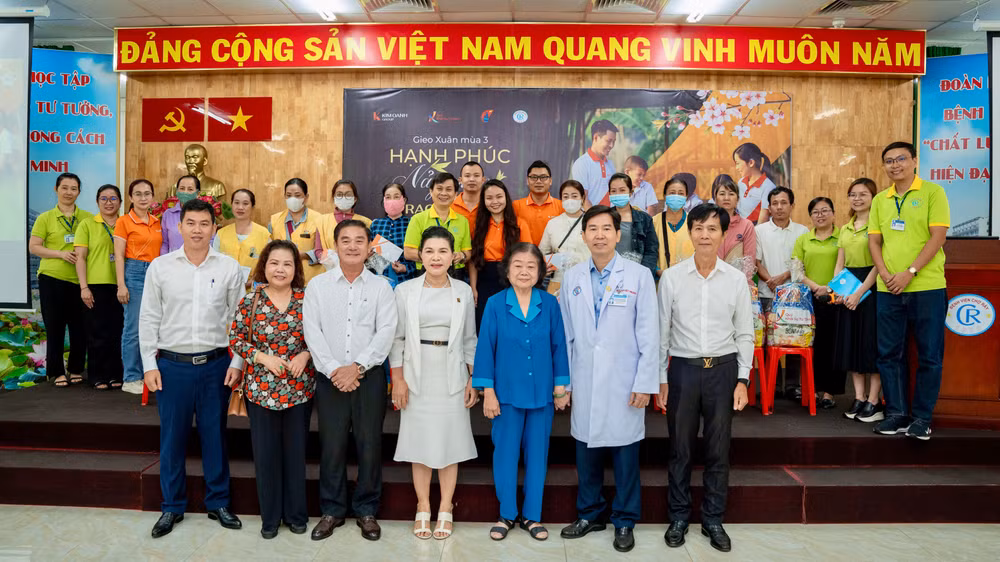 ban-to-chuc-chuong-trinh-chup-anh-luu-niem-cung-doi-ngu-y-bac-si-va-phong-cong-tac-xa-hoi-benh-vien-cho-ray-nhung-nguoi-tham-lang-dong-hanh-cham-soc-va-tiep-them-hy-vong-cho-nguoi-benh.jpg