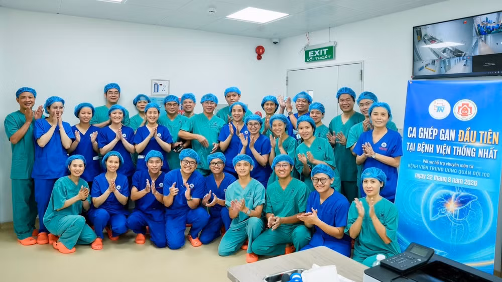 Ê-kíp thực hiện thành công ca ghép gan đầu tiên tại Bệnh viện Thống Nhất. (Ảnh: Bệnh viện cung cấp)