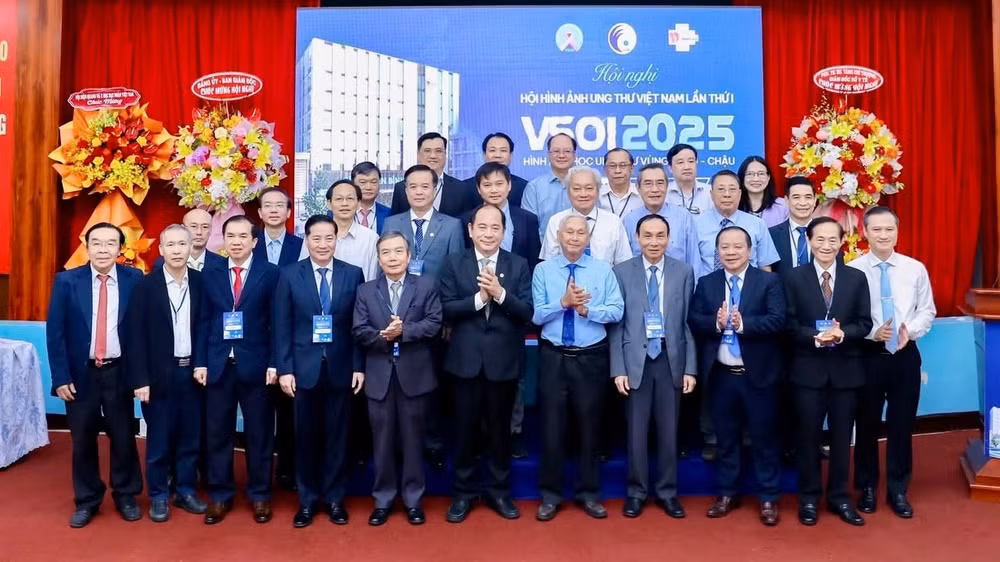 Đại biểu chụp ảnh lưu niệm tại Hội nghị lần thứ nhất Hội Hình ảnh ung thư Việt Nam. (Ảnh: Bệnh viện cung cấp).