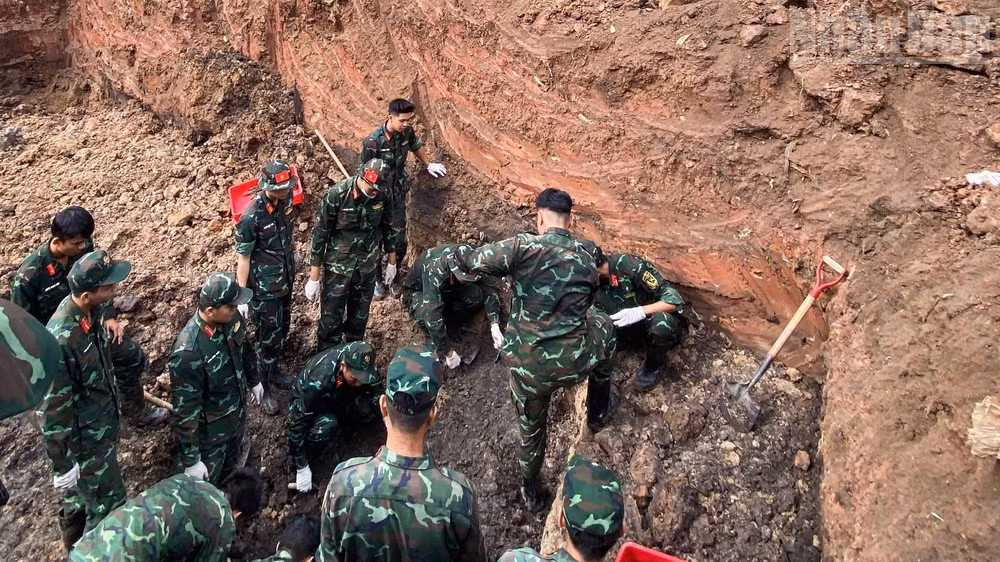 Lực lượng tìm kiếm làm nhiệm vụ tại khu B, Công viên Lê Thị Riêng. 