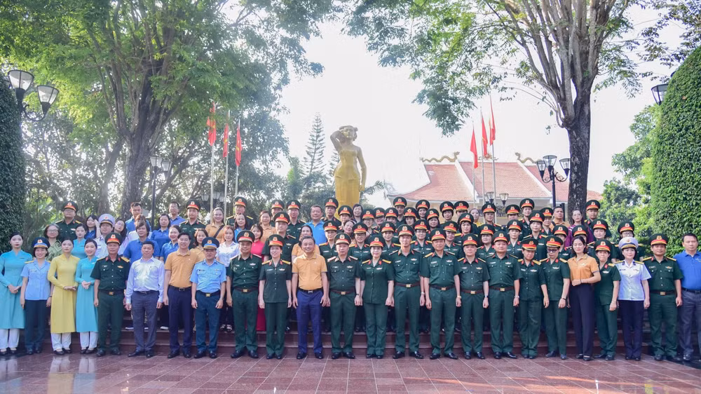 Đoàn công tác chụp ảnh lưu niệm trước tượng đài Anh hùng liệt sĩ Võ Thị Sáu ở xã Đất Đỏ. 