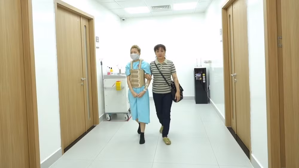 Bệnh nhân tự đi lại sau phẫu thuật. (Ảnh: Bệnh viện cung cấp)