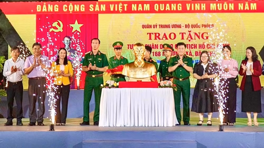 Quang cảnh trao bức tượng chân dung Chủ tịch Hồ Chí Minh cho các đơn vị, địa phương tại Thành phố Hồ Chí Minh.