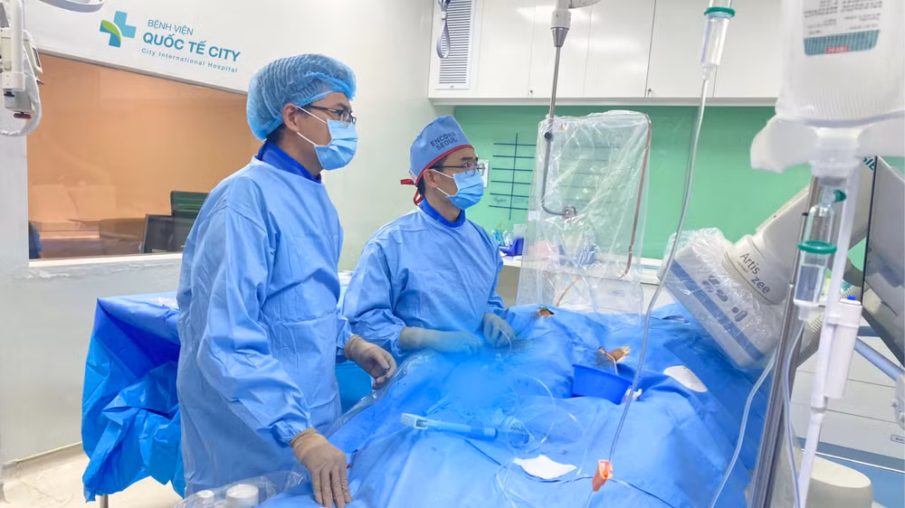 Ê-kíp phẫu thuật can thiệp ca bệnh.
