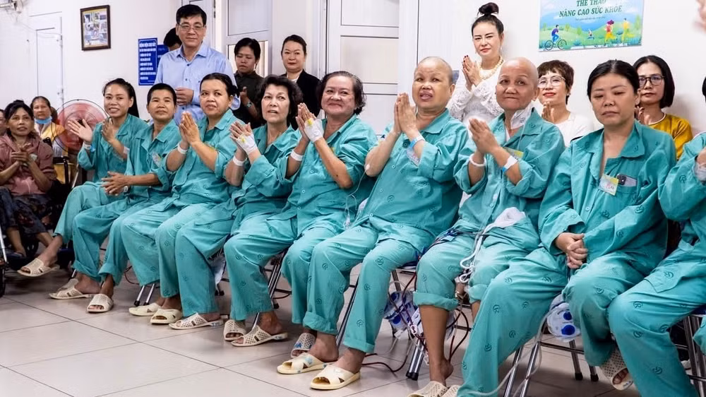 Những bệnh nhân điều trị ung thư vú tại Bệnh viện Chợ Rẫy tham gia sinh hoạt nâng cao sức khỏe tinh thần. (Ảnh: Bệnh viện cung cấp)