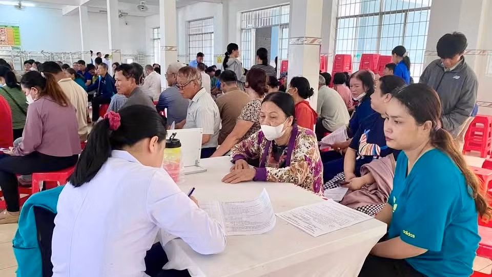 Đông đảo người dân đến các điểm khám sức khỏe do phường Phước Thắng tổ chức. 