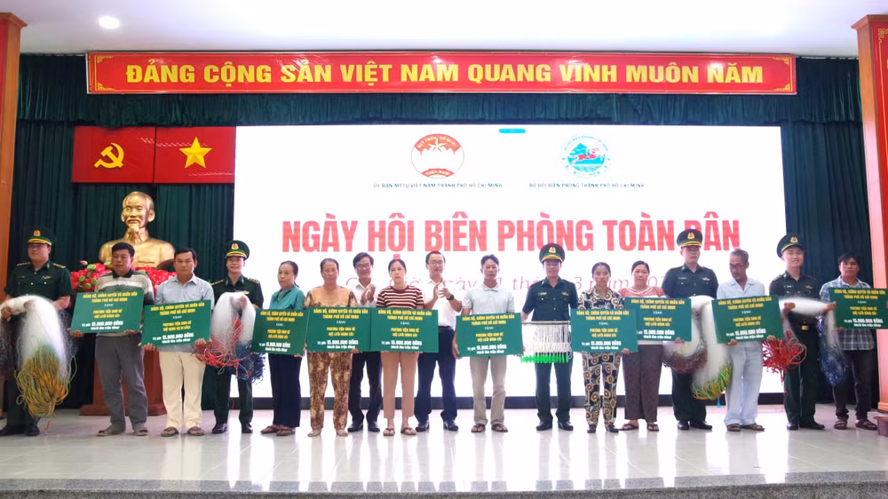Hỗ trợ sinh kế cho bà con ngư dân tại xã Cần Giờ.