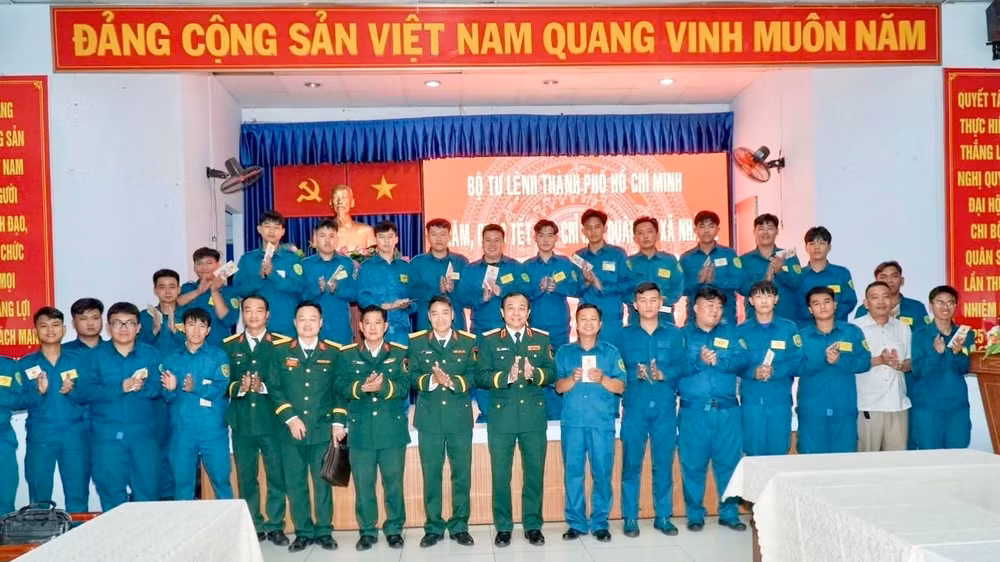 Thiếu tướng Vũ Văn Điền, Tư lệnh Bộ Tư lệnh Thành phố Hồ Chí Minh kiểm tra và chúc Tết tại Ban Chỉ huy quân sự xã Nhà Bè. 