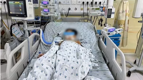 Bé trai 7 tuổi được điều trị tại Bệnh viện Nhi đồng thành phố Cần Thơ. (Ảnh: Bệnh viện cung cấp)