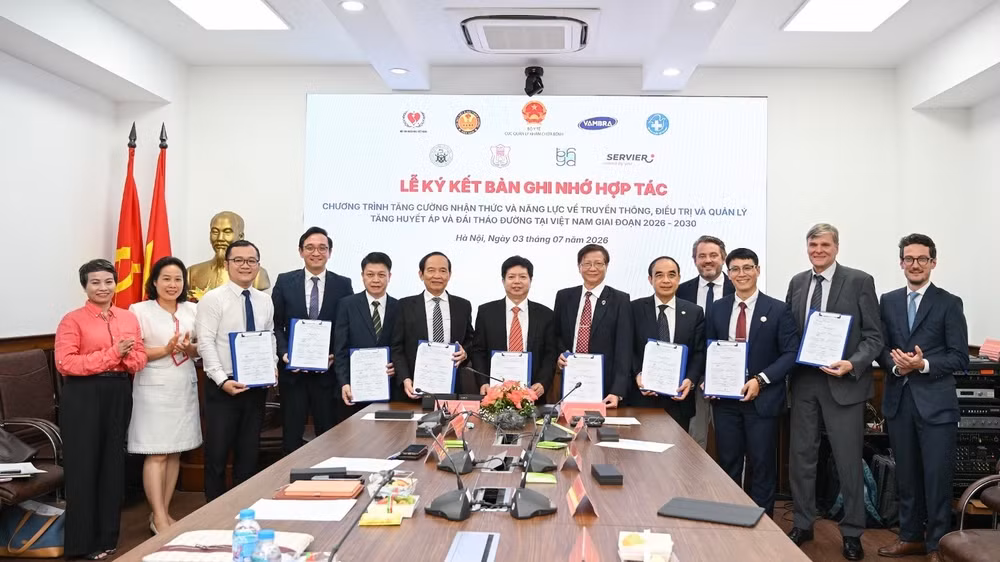 Quang cảnh lễ ký kết giữa các đơn vị.
