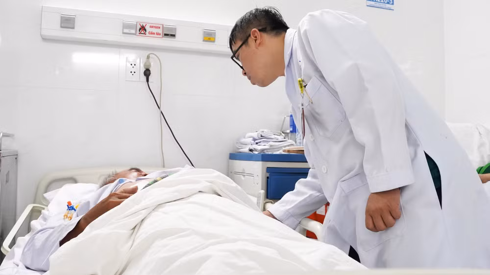 Bác sĩ Bệnh viện Thống Nhất thăm khám bệnh nhân. (Ảnh: BVCC)