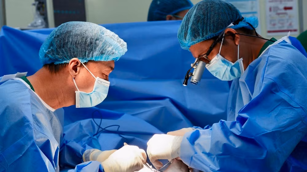 Ê-kíp bác sĩ thực hiện phẫu thuật. (Ảnh: CTV)