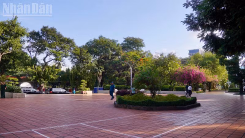 Khuôn viên Công viên Lê Thị Riêng.