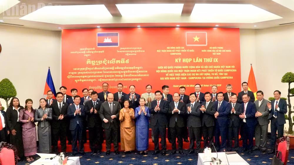 Đại biểu hai nước chụp ảnh lưu niệm sau hội đàm. (Ảnh: LÊ THÀNH)