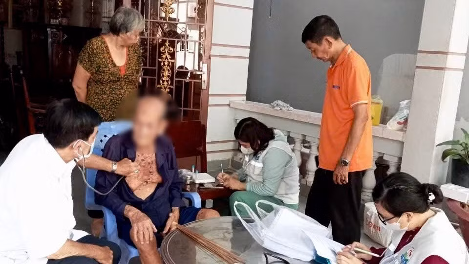Nhân viên y tế xã Hiệp Phước đến nhà khám sức khỏe cho người cao tuổi. 