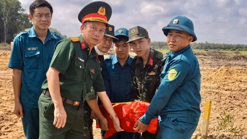 Đại tá Nguyễn Đình Chuẩn, Phó Chính ủy Bộ Tư lệnh Thành phố chỉ đạo công tác quy tập.
