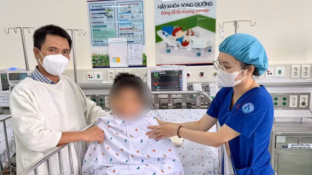 Bệnh nhi đang hồi phục sau tai nạn nghiêm trọng. 