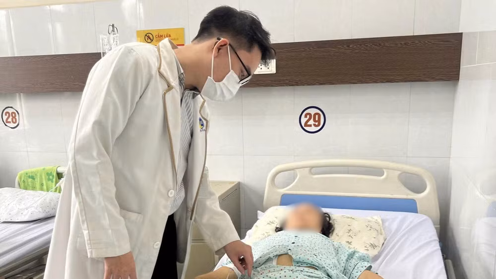 Bác sĩ thăm khám cho bệnh nhân sau phẫu thuật.